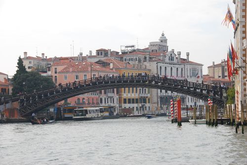 威尼斯运河英文（威尼斯运河上有多少桥梁）