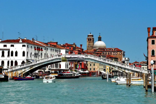 威尼斯桥底（威尼斯的桥叫什么名字）